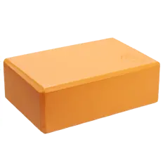 Oranger Yoga-Block aus Schaumstoff Ein orangefarbener Yoga-Block aus Schaumstoff mit Logo-Prägung