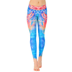 Bunte Leggings mit abstraktem Muster Frau trägt farbenfrohe Leggings mit abstrakten Mustern