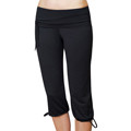 Schwarze Fitness-Caprihose Frau trägt schwarze Capri-Fitnesshose