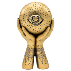 Mystische Handstatue mit Auge Goldene Statue von Händen, die eine Kugel mit einem Auge halten, verziert mit Symbolen wie Monden und Sternen.