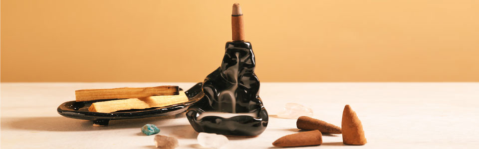 Räucherkegel und Halter Räucherkegel auf Keramikhalter mit Holzstäbchen und Kristallen