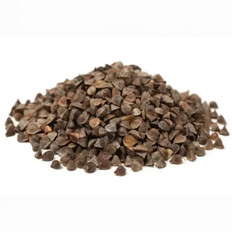 Buchweizenkörner auf weißem Hintergrund Ein Haufen Buchweizenkörner auf einem weißen Hintergrund.