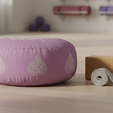 Yoga-Ausrüstung im Studio Meditationskissen, Yogamatte und Yoga Block in einem Studio