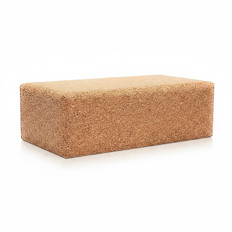 Yoga Block aus Kork Ein rechteckiger Yoga Block aus Kork auf weißem Hintergrund