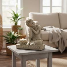Buddha-Statue mit Kerze im Wohnzimmer Buddha-Statue mit Kerze, dekorativer Tisch im Wohnzimmer