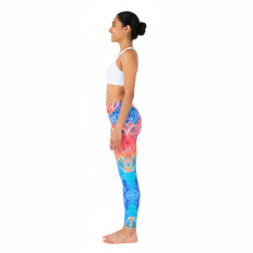 Frau in bunter Sportkleidung seitlich Seitliches Profil einer Frau in bunter Leggings und weißem Sport-BH
