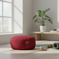 Meditationsraum mit Kissen Meditationskissen in einem hellen Raum mit Pflanzen und Zubehör