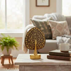 Dekorativer Baum auf Couchtisch Goldene Baum Skulptur auf einem Tisch, mit Couch und Kissen im Hintergrund
