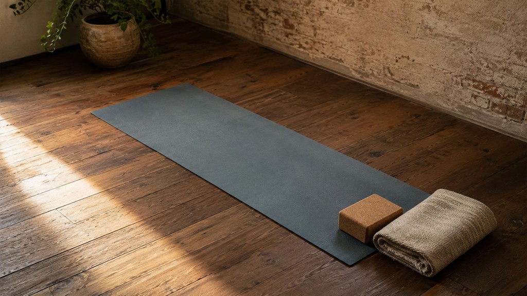 Sonnengruß und Surya Namaskar ruhig einordnen Ruhige Yogamatte im Morgenlicht als Symbol für den Sonnengruß Surya Namaskar