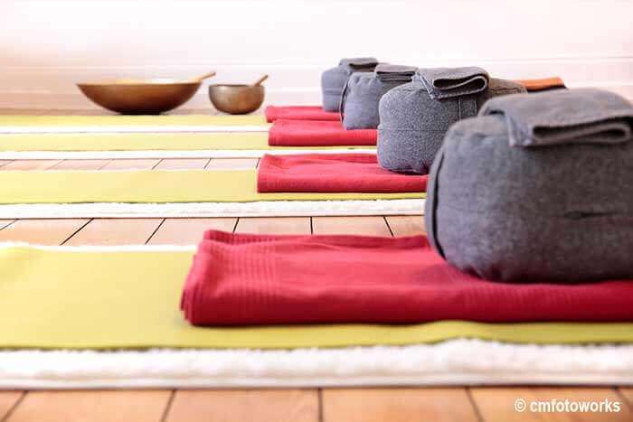 Eine Schurwollmatte in Verbindung mit einem schönen Meditationskissen