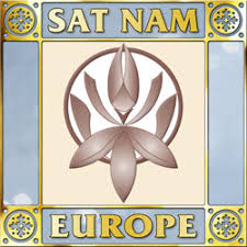 Logo mit Schriftzug Sat Nam Europe und einem Symbol in der Mitte