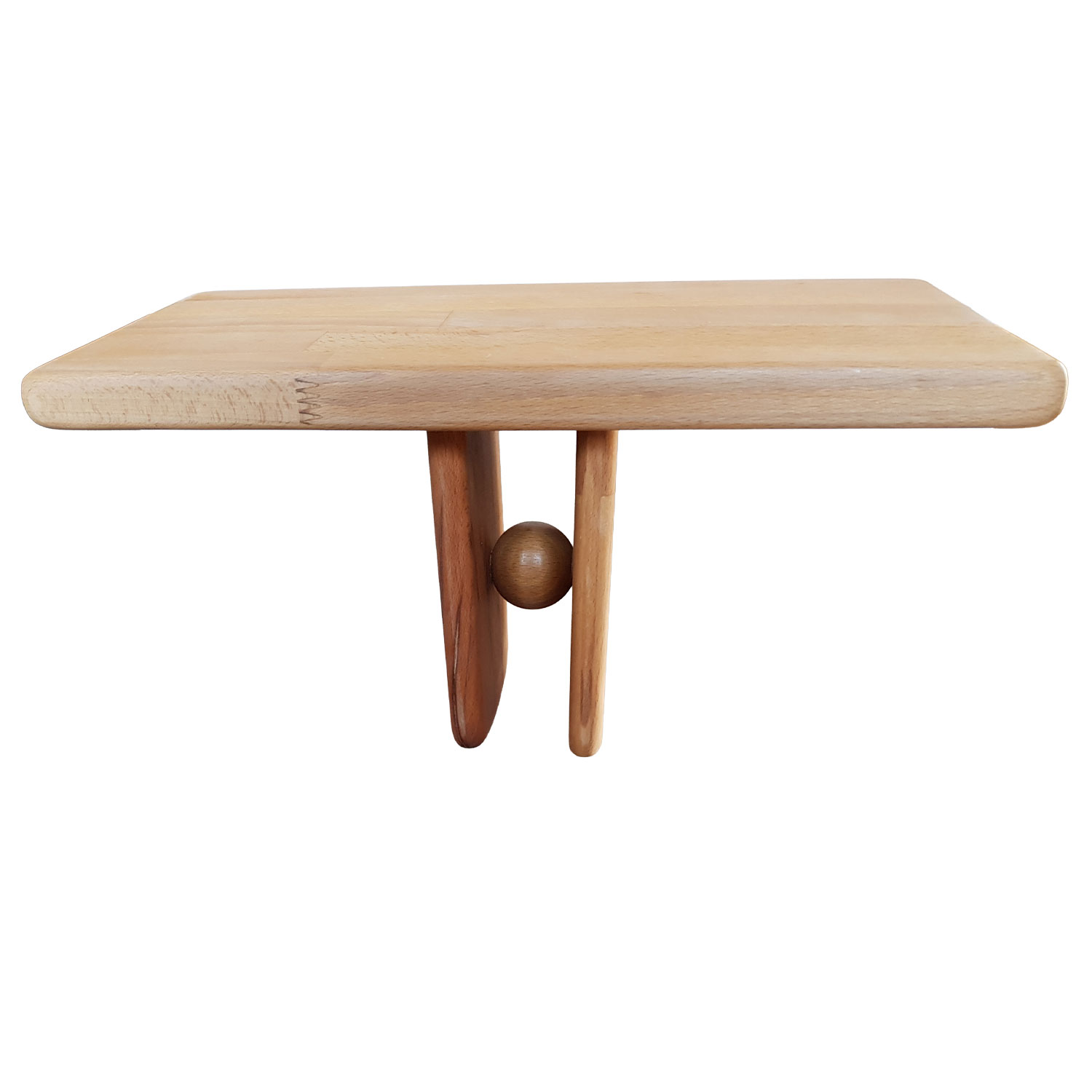 Ein einfaches Holzregal mit zwei etwaigen Stützen und einer dekorativen Kugel in der Mitte