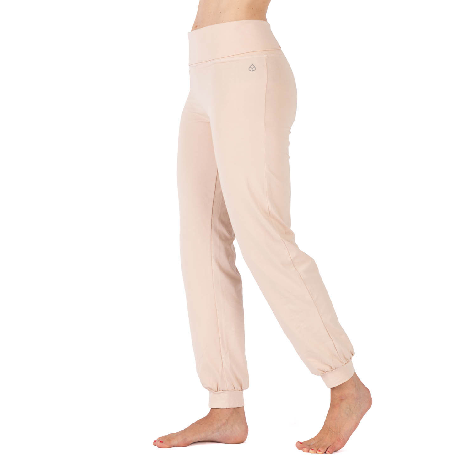 Person in beige Yogahose zeigt seitliches Profil