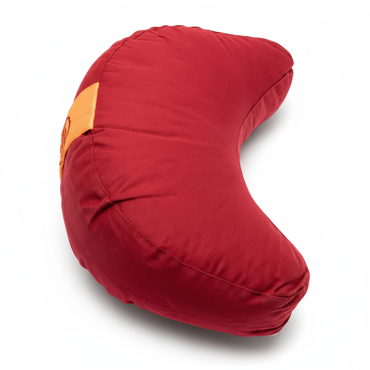 Rotes, halbmondförmiges Kissen auf weißem Hintergrund