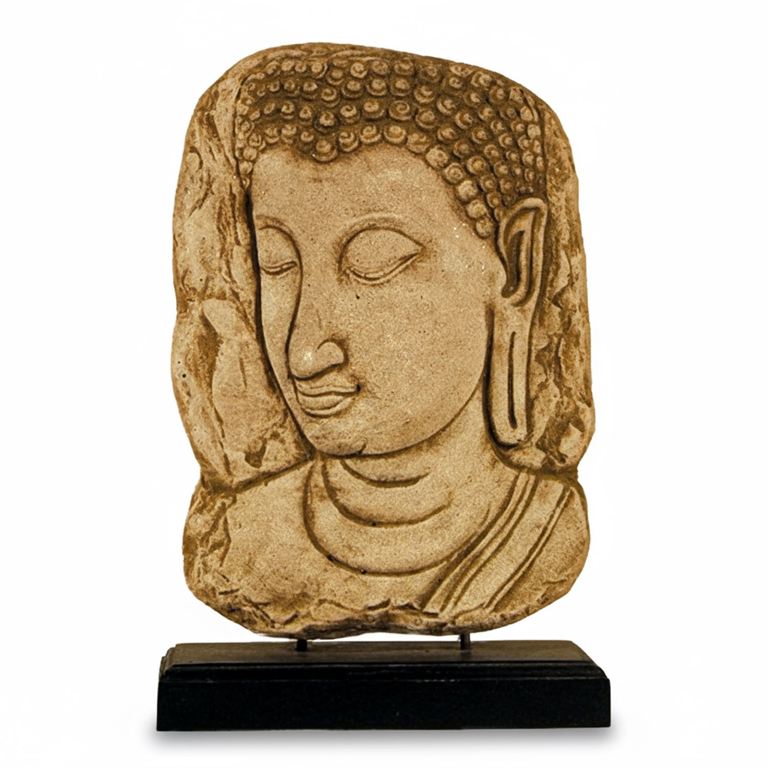 Steinrelief mit dem Abbild eines Buddha-Kopfes auf einem Sockel