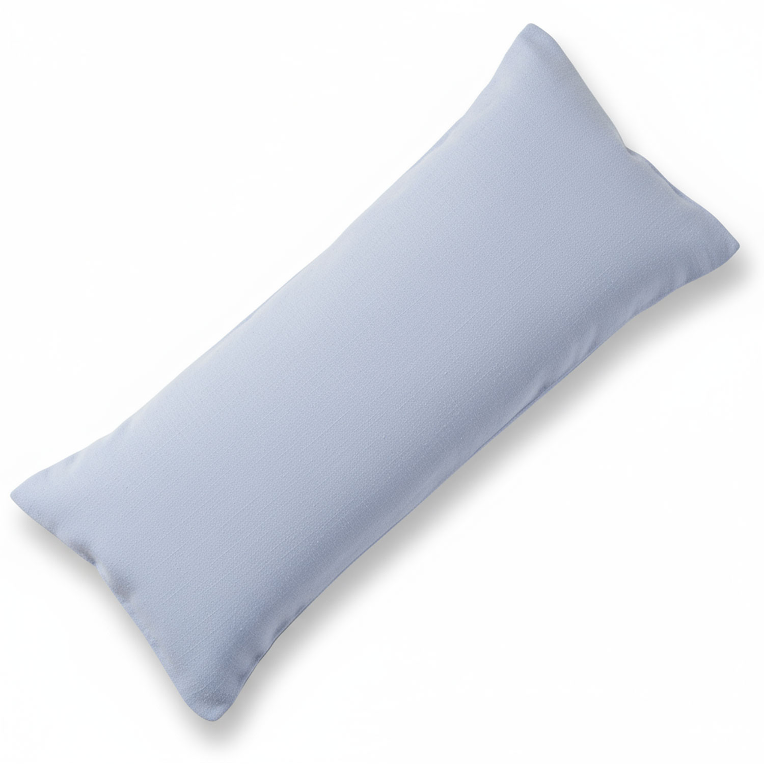 Einfaches, hellblaues, rechteckiges Kissen vor weißem Hintergrund