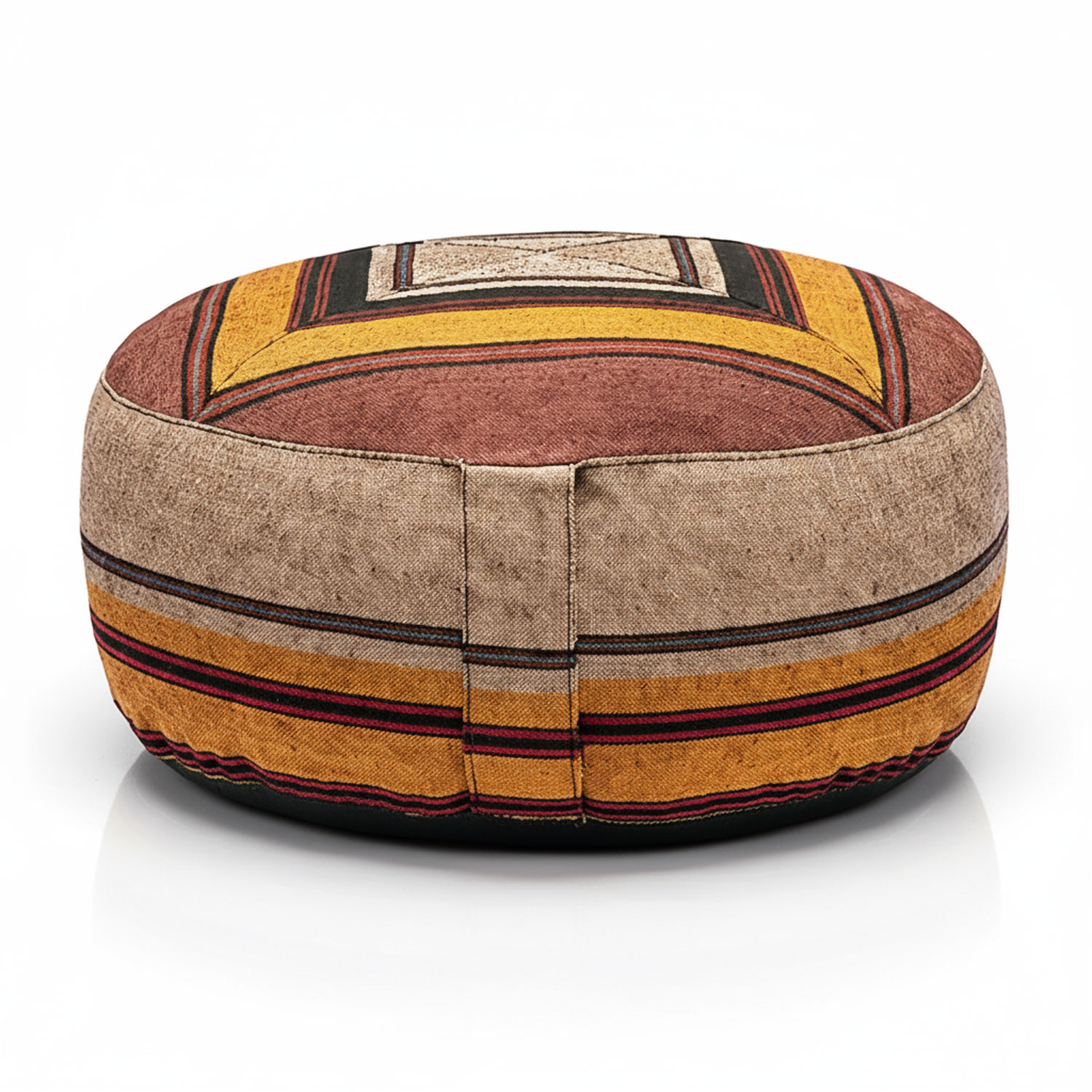 Ein runder Sitzpouf mit einem bunten geometrischen Muster in Rot, Gelb und Beige.