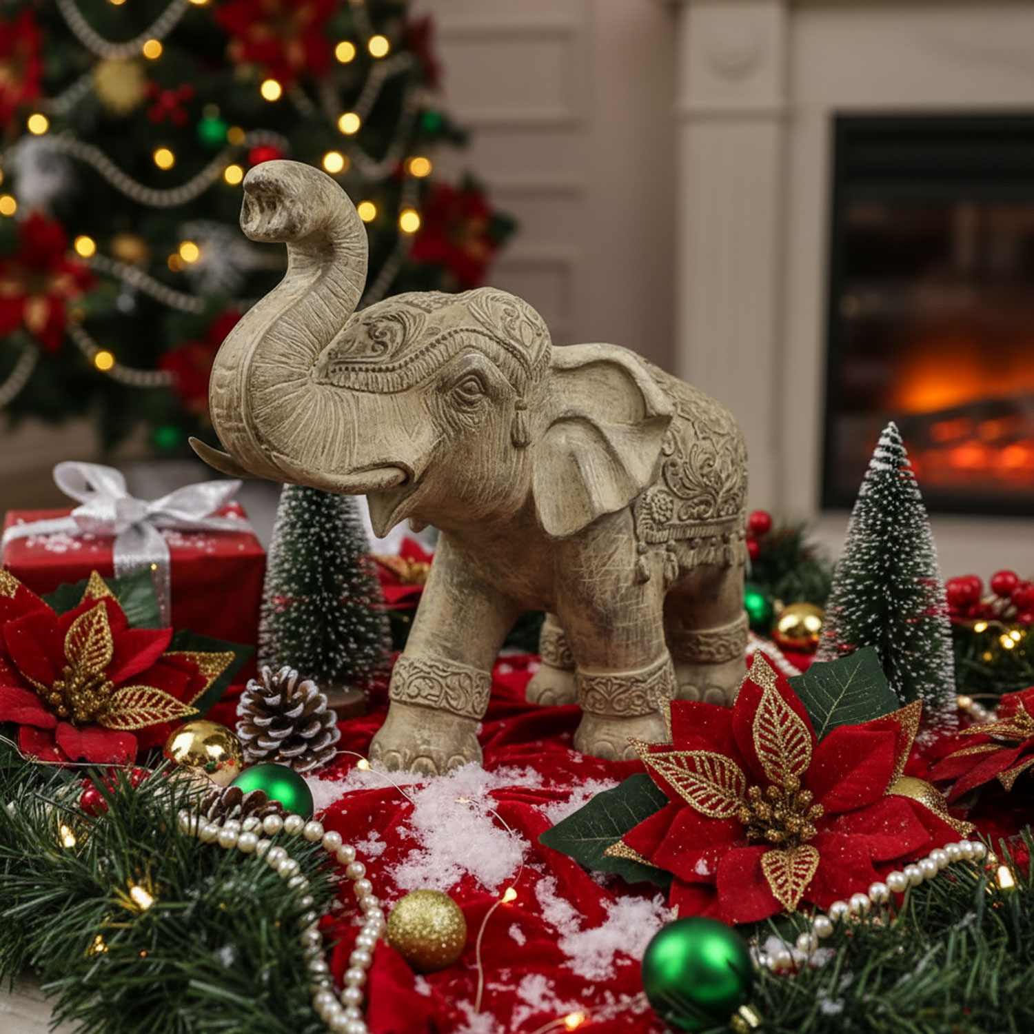 Dekorative Elefantenskulptur umgeben von Weihnachtsdeko mit Baum und Kamin im Hintergrund.