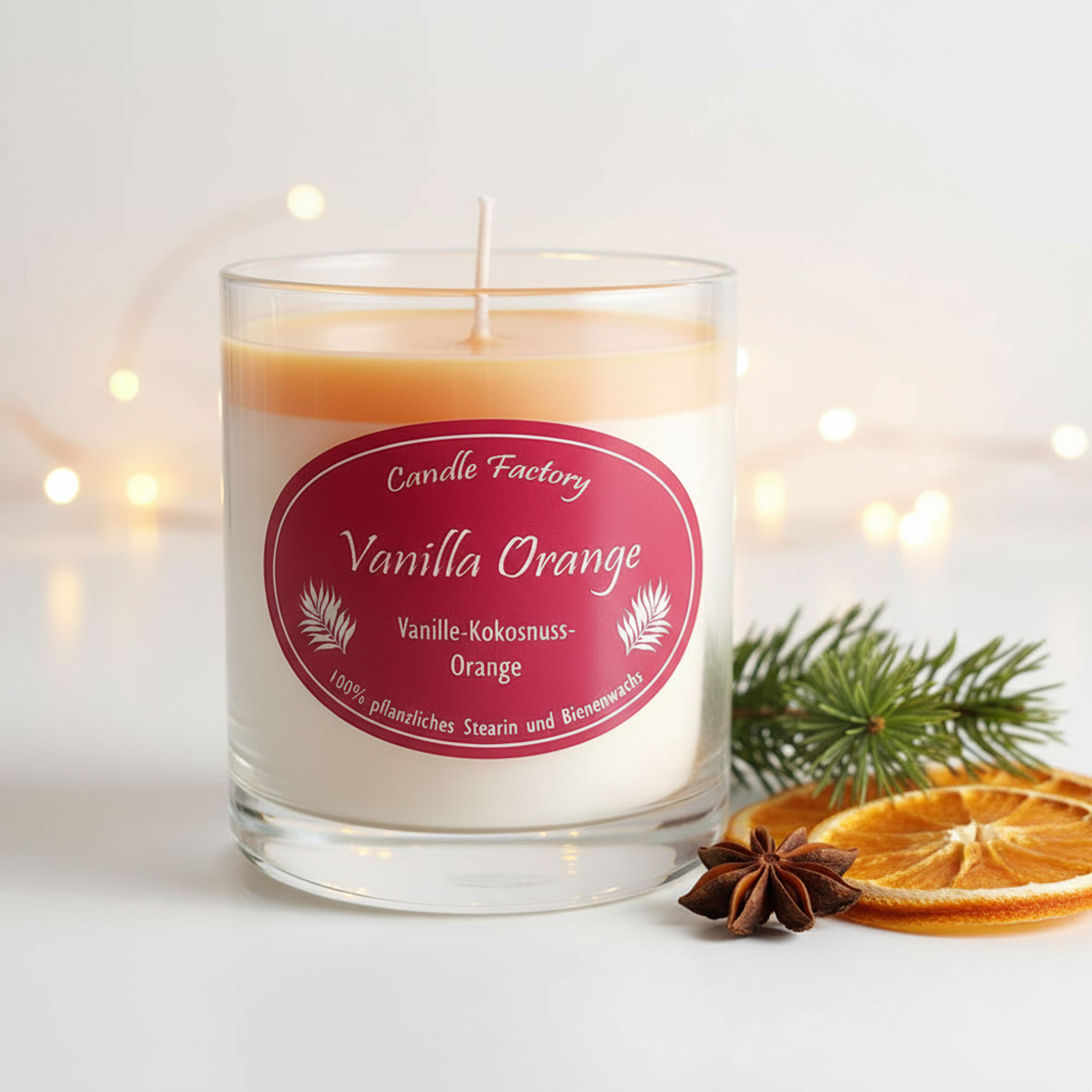 Duftkerze mit Vanille Kokosnus Orange Duft im Whiskeyglas vor weihnachtlicher Dekoration