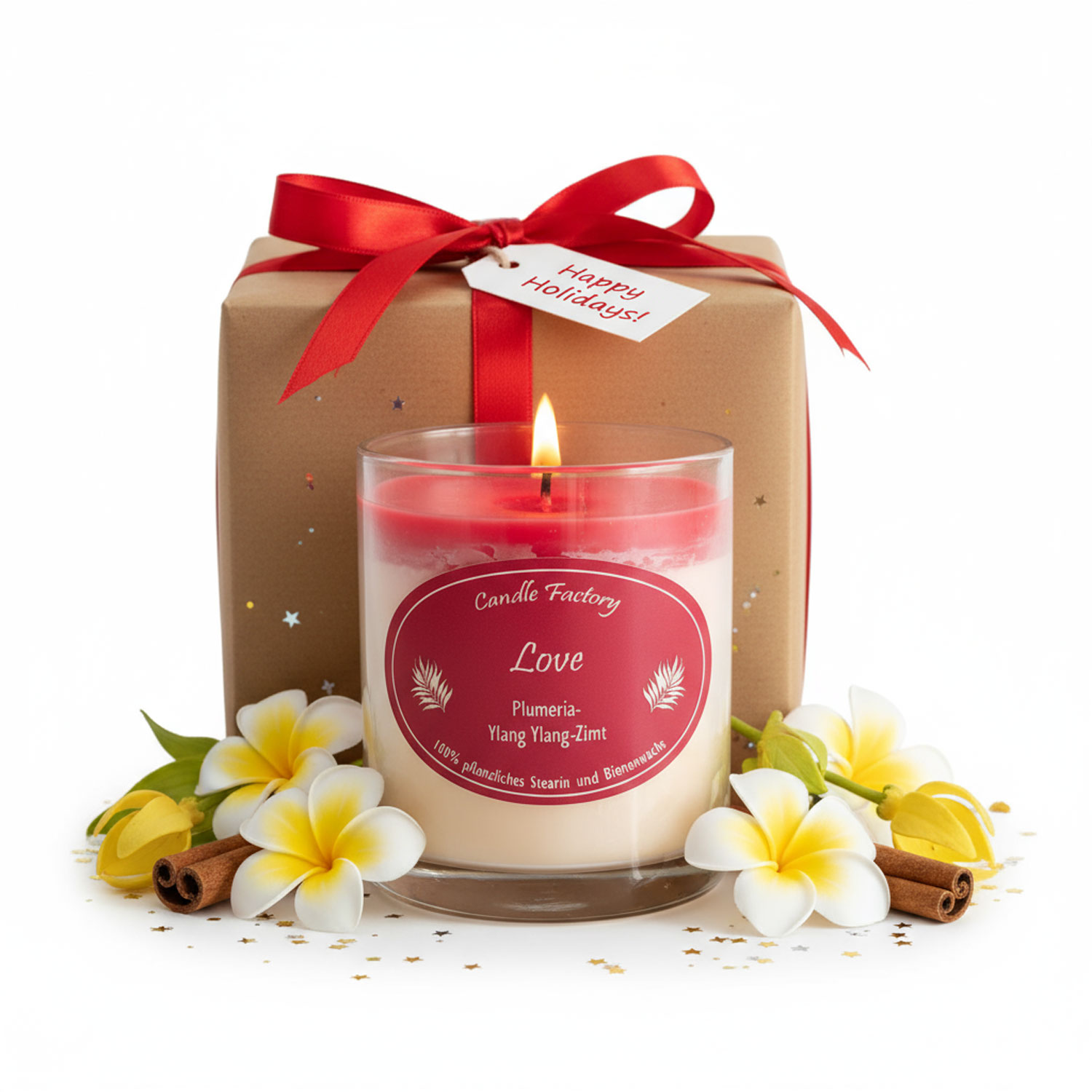 Ein Geschenk mit roter Schleife, neben einer brennenden Duftkerze in einem Glasbehälter, umgeben von weißen Blumen und Zimtstangen.