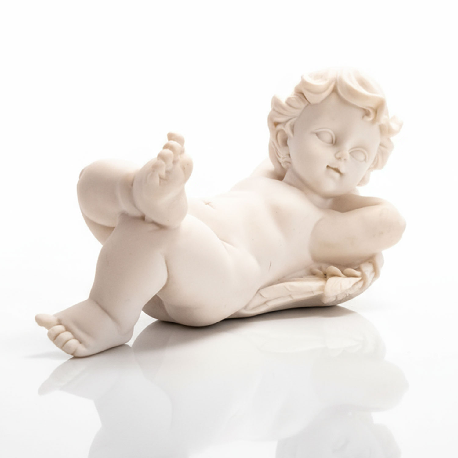 Eine liegende Engelsfigur aus hellem Material