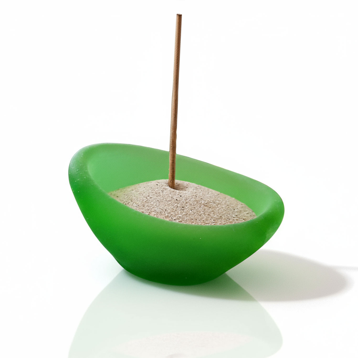 Grüne Kerzenschale gefüllt mit Sand und einem aufrecht stehenden Räucherstäbchen.