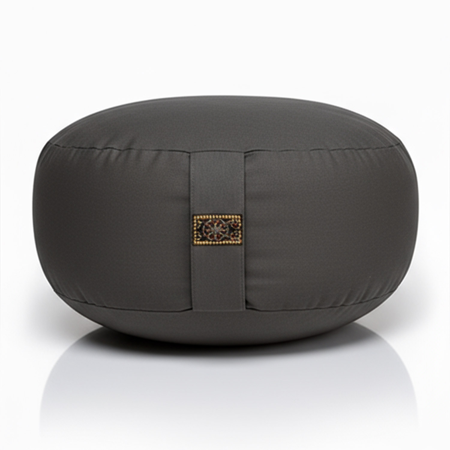 Ein graues Meditationskissen mit dekorativem Band