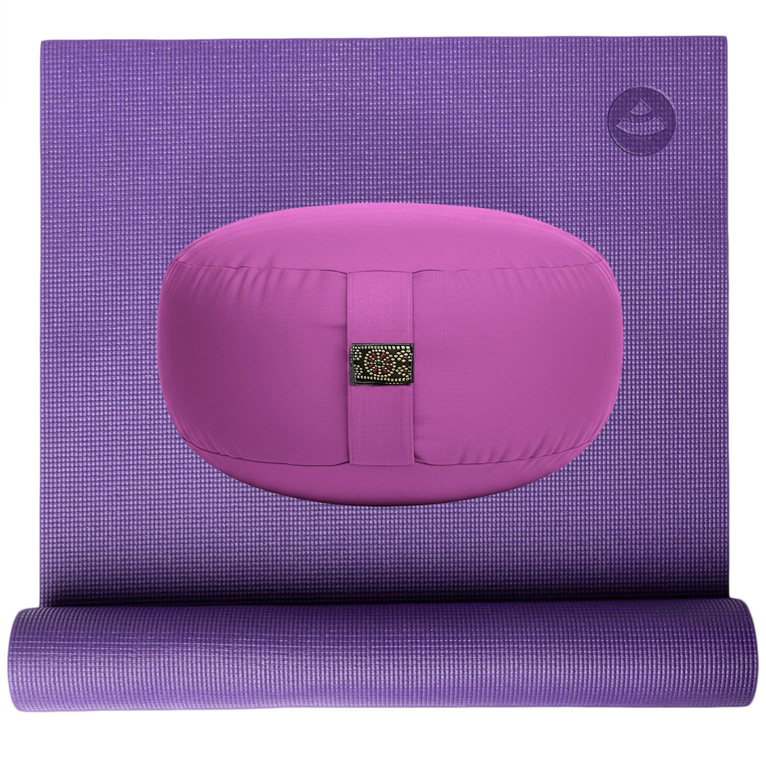 Aufgerollte lila Yoga-Matte mit einem lila Meditationskissen darauf