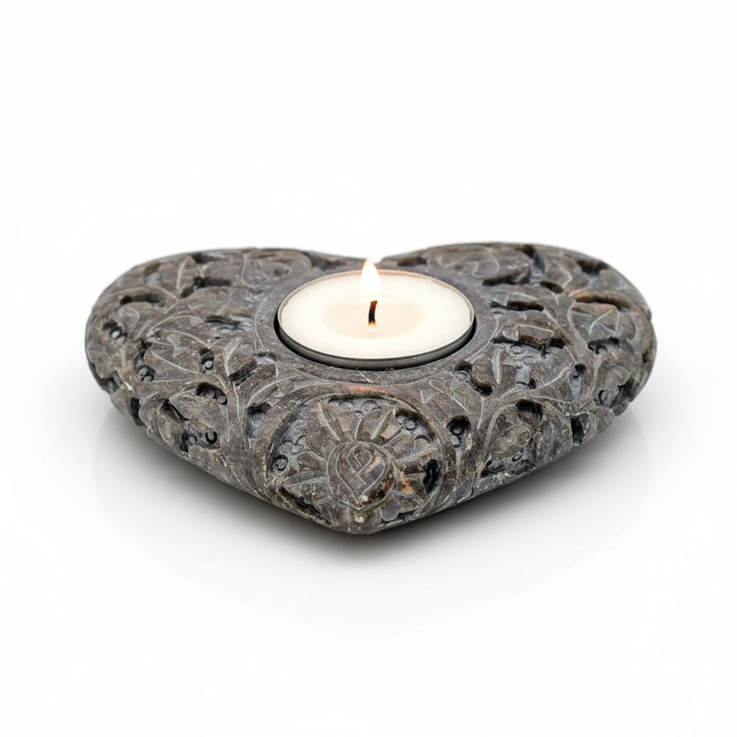 Dekorativer, herzförmiger Stein-Kerzenhalter mit brennendem Teelicht