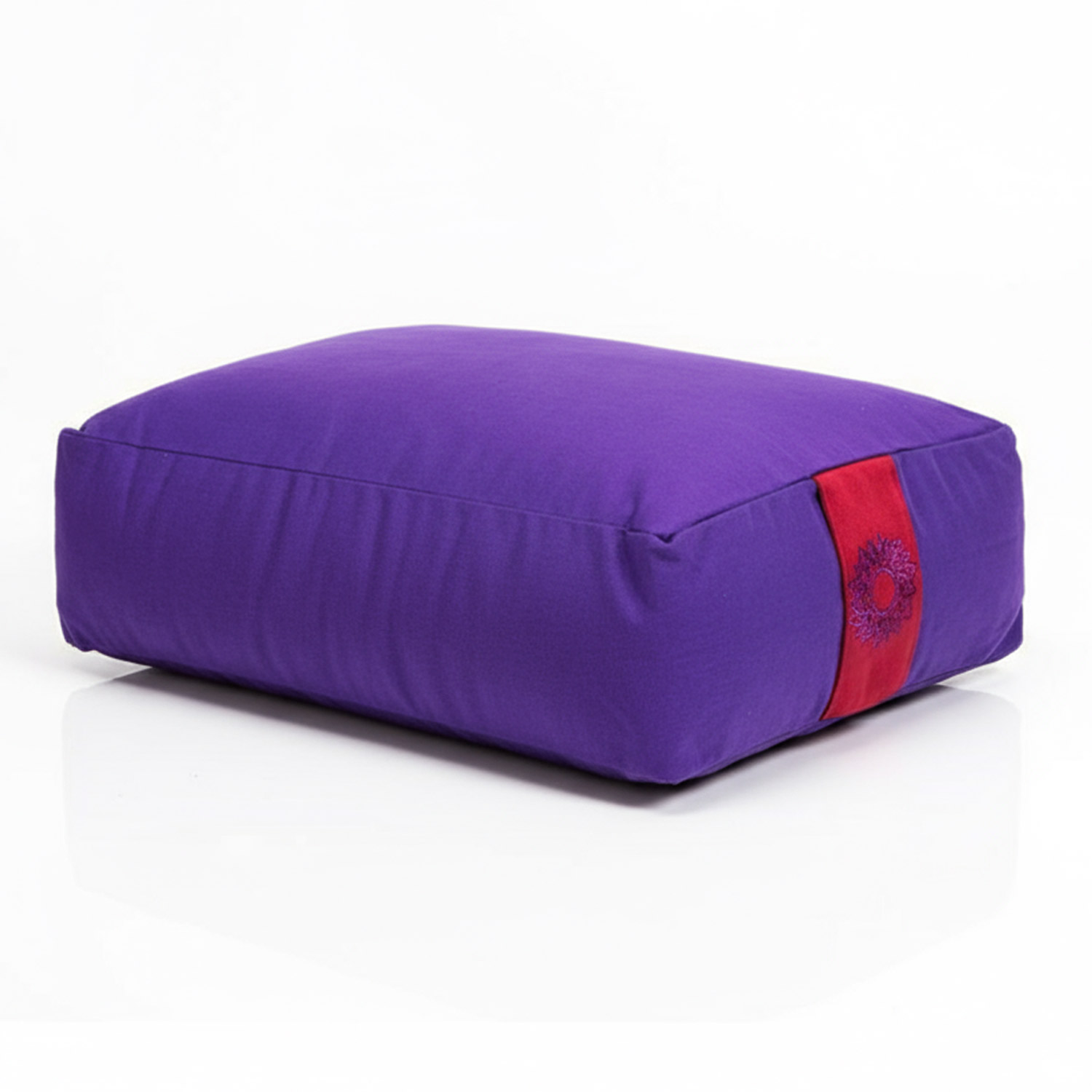 Ein rechteckiges, lila Kissen mit einem roten Band an der Seite und einem gestickten Muster.