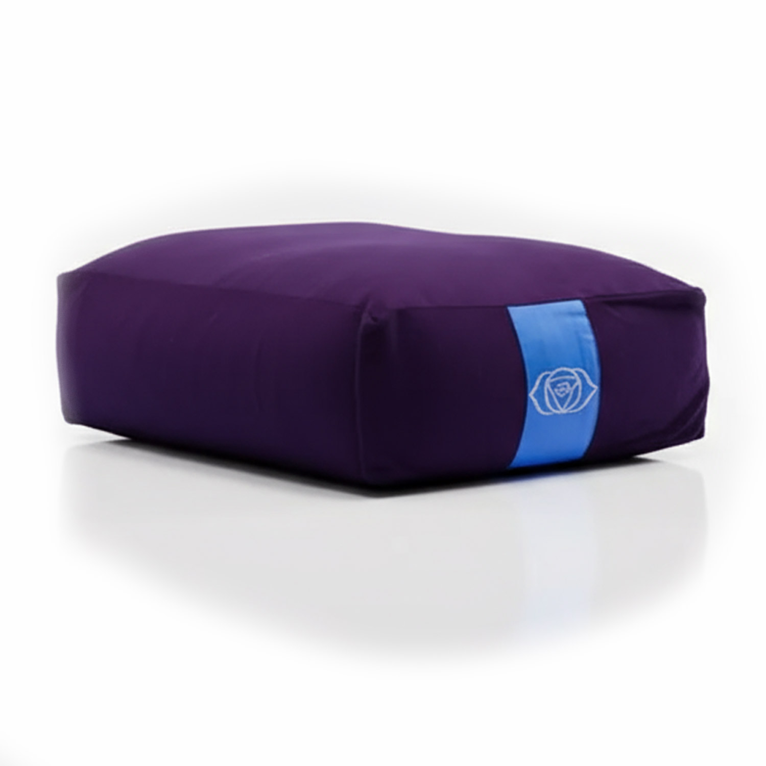 Ein rechteckiges, lila Meditationskissen mit einem blauen Streifen und einem Logo.