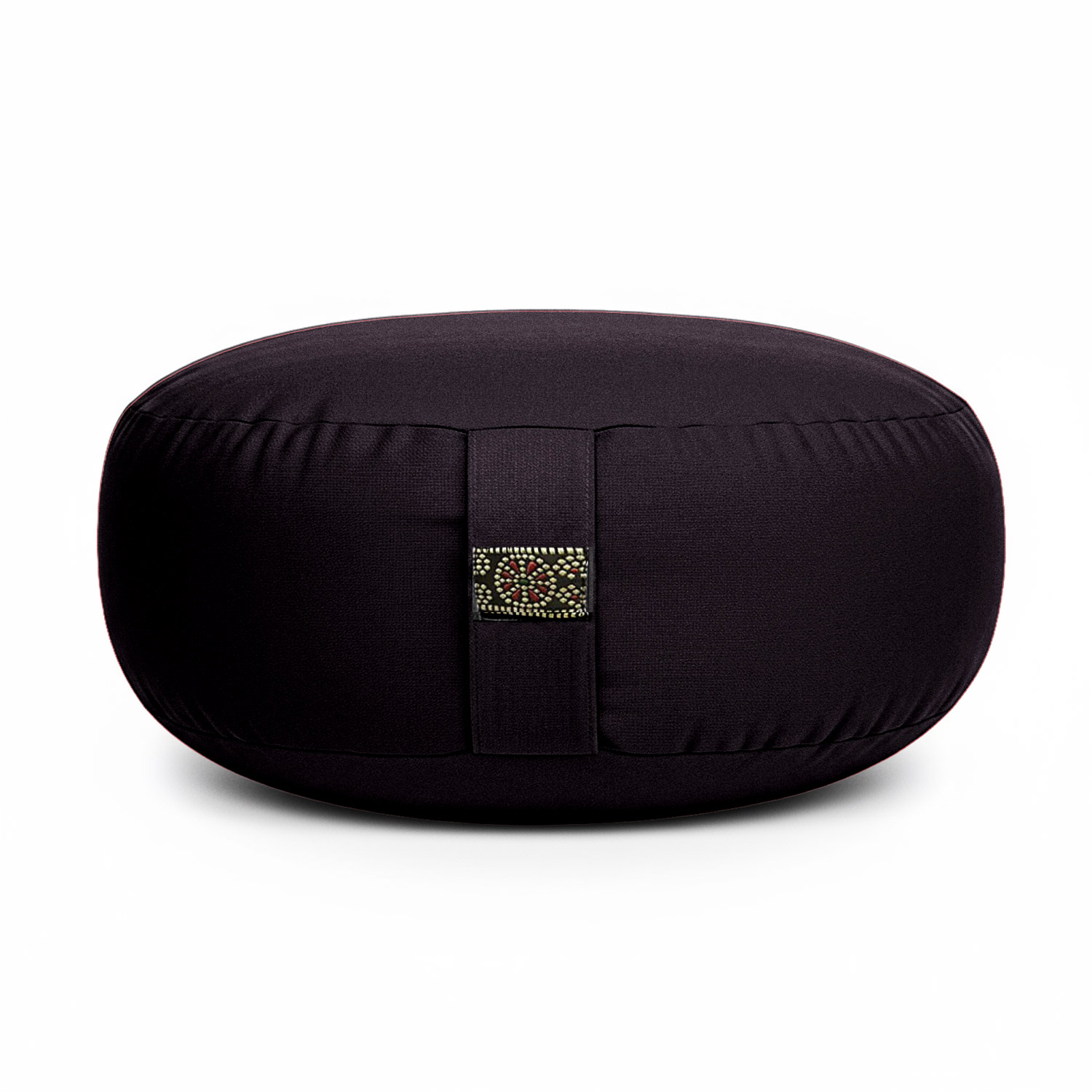 Ein rundes schwarzes Meditationskissen auf weißem Hintergrund.