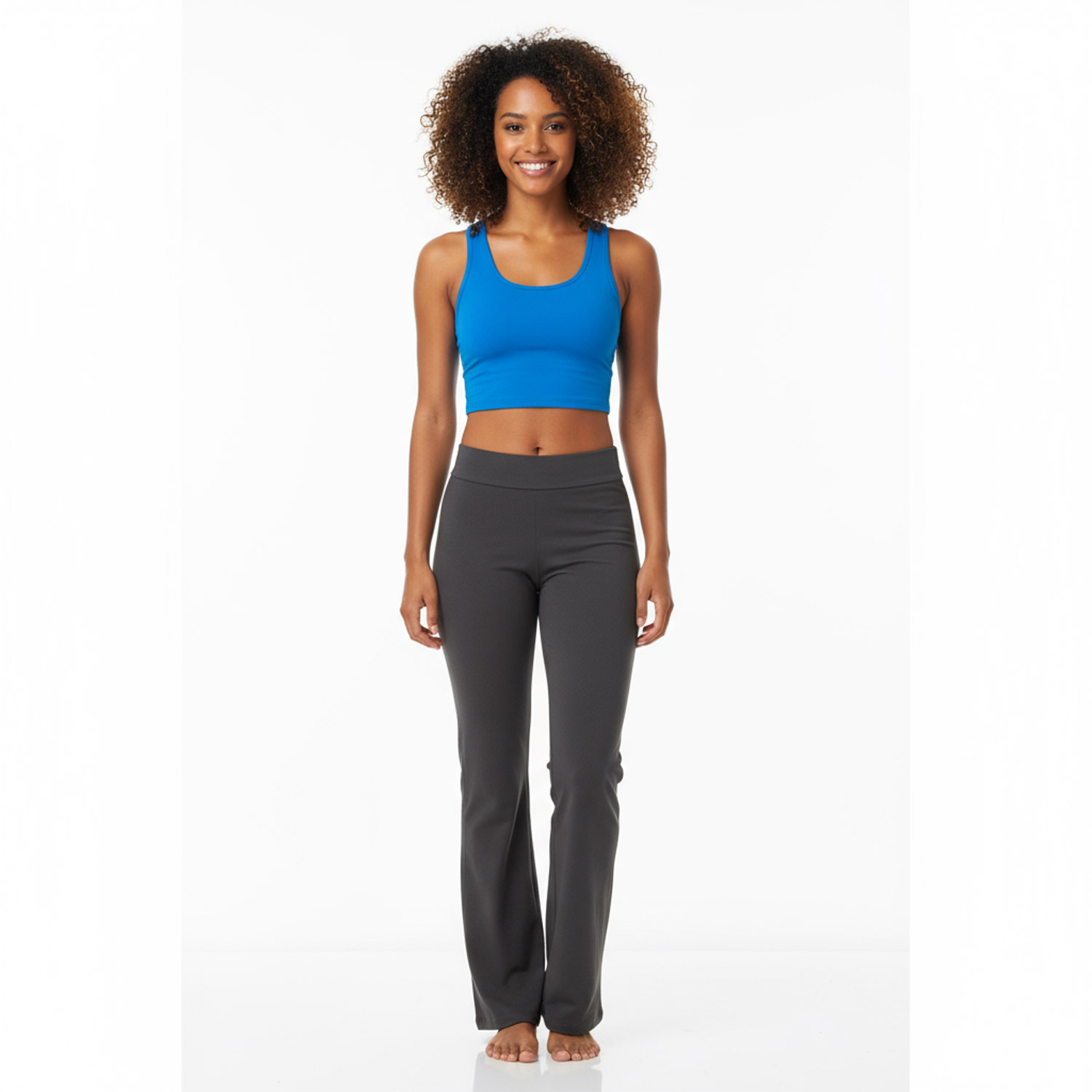 Junge Frau in blauem Sporttop und grauer Hose, lächelnd