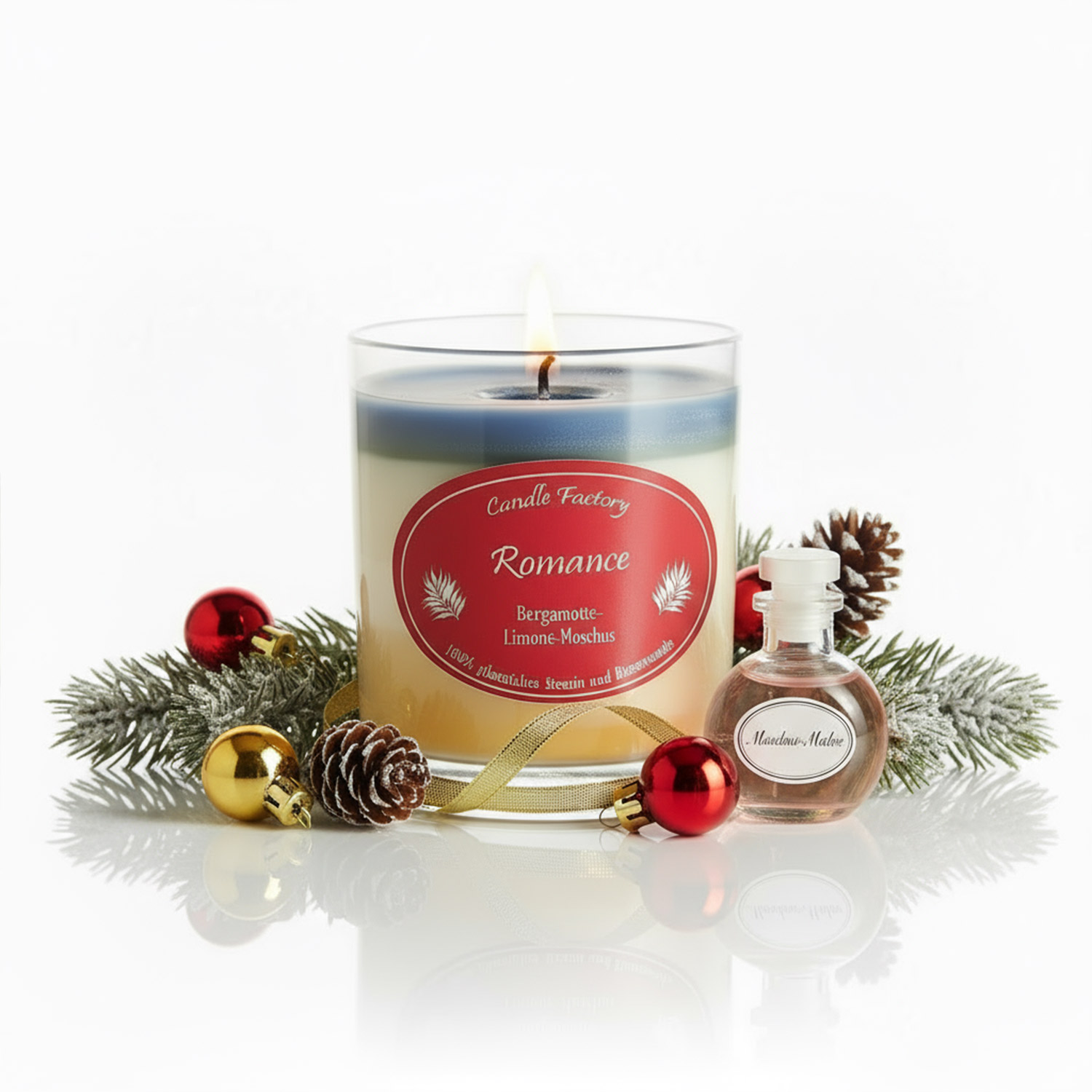 Eine brennende Duftkerze mit der Aufschrift 'Romance', umgeben von Weihnachtsdekoration wie Tannenzweigen, kleinen Kugeln und Tannenzapfen.