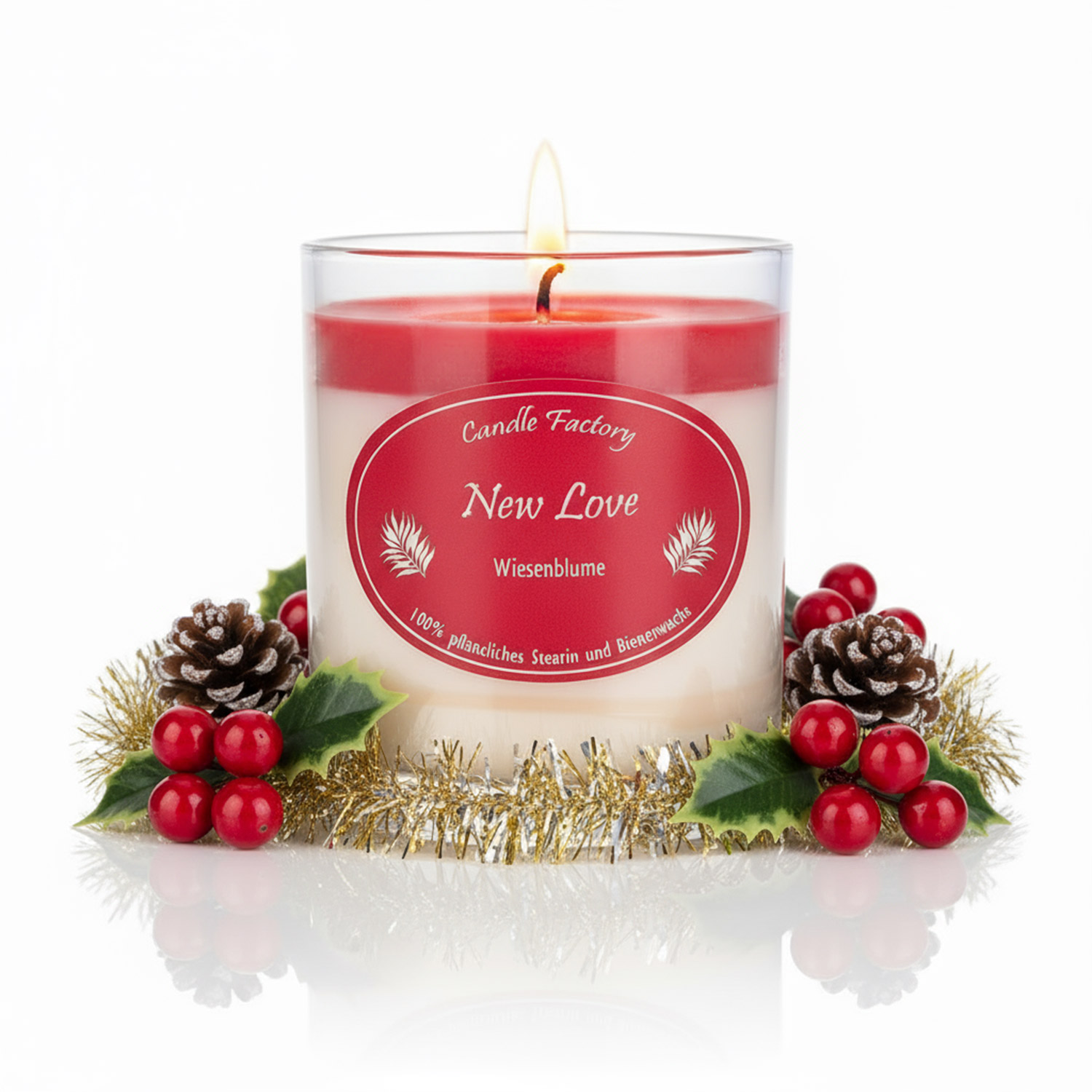 Brennende Duftkerze 'New Love' in Glas mit roten Beeren und Tannenzapfen verziert