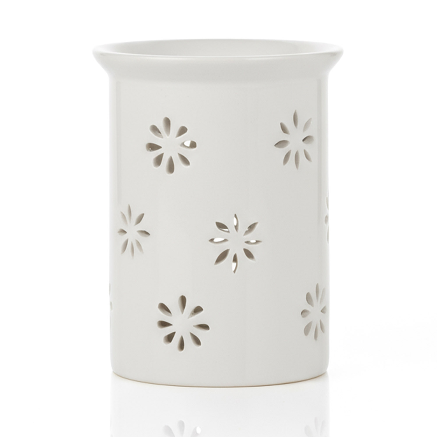 Ein weißer, zylindrischer Kerzenhalter mit ausgestanztem Blumenmuster.