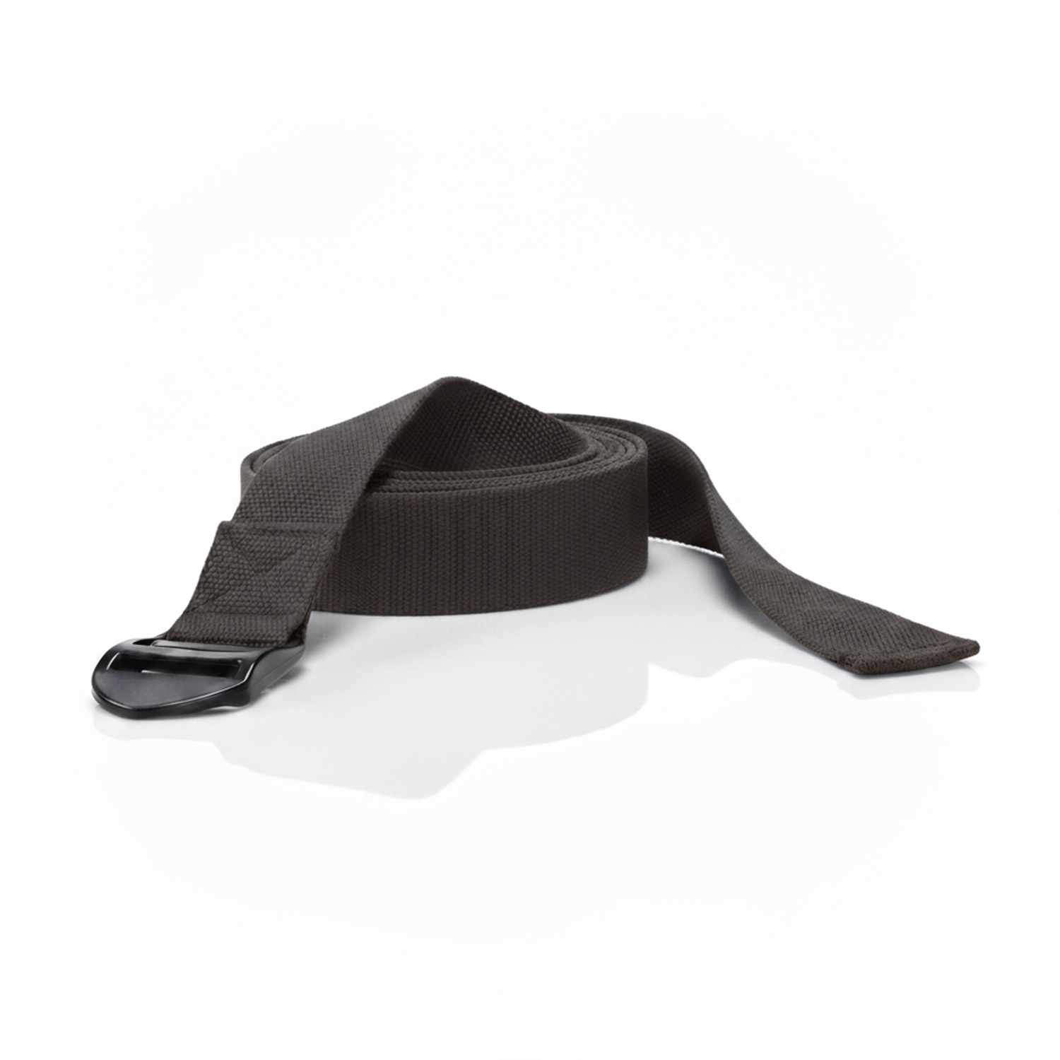 Ein flach gelegter schwarzer Stoffgürtel mit einer schwarzen Metallschnalle