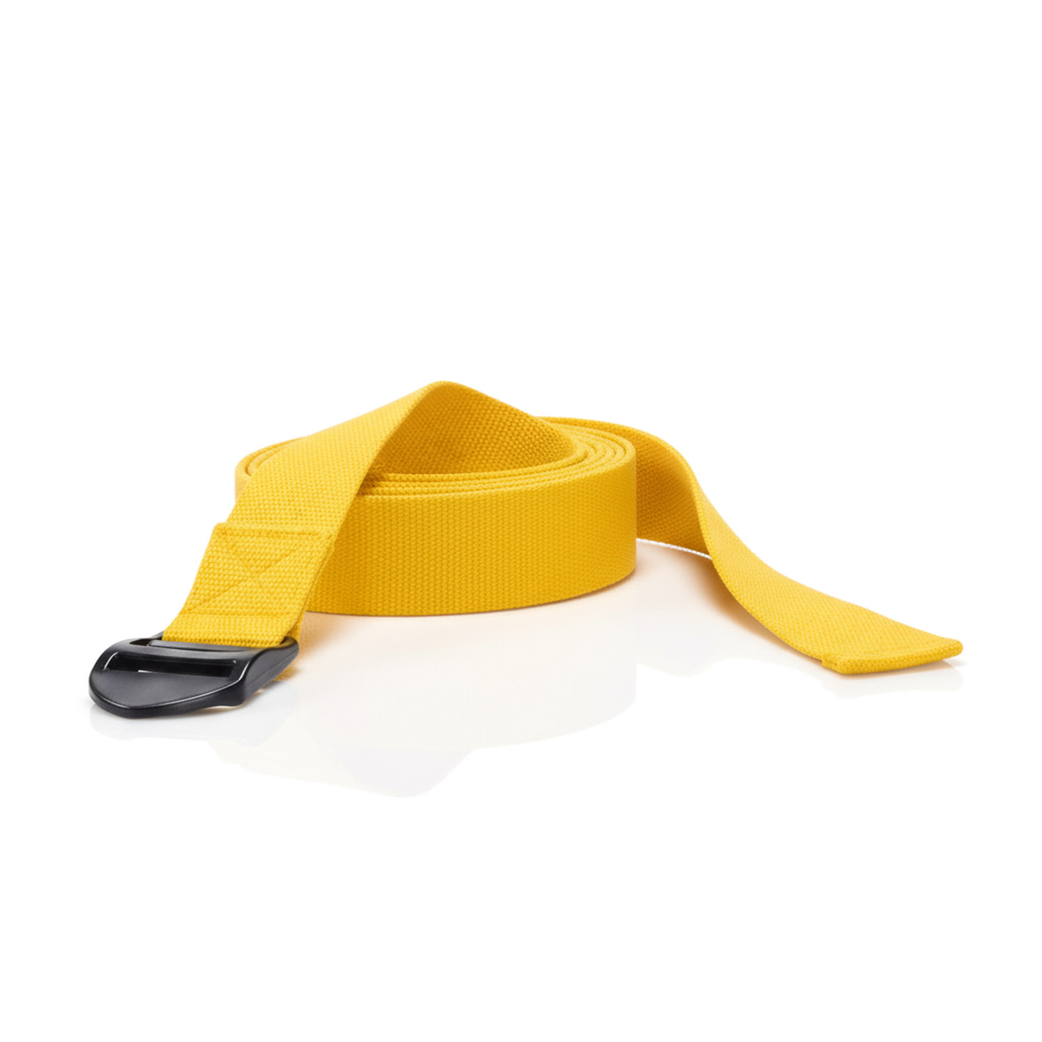 Ein gelber Stoffgürtel mit schwarzer Schnalle auf weißem Hintergrund