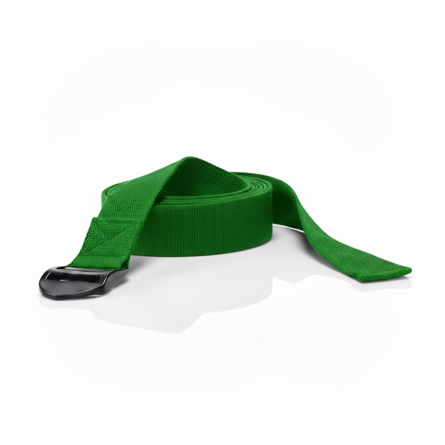 Grüner Stoffgürtel mit einer schwarzen Metallschnalle auf weißem Hintergrund
