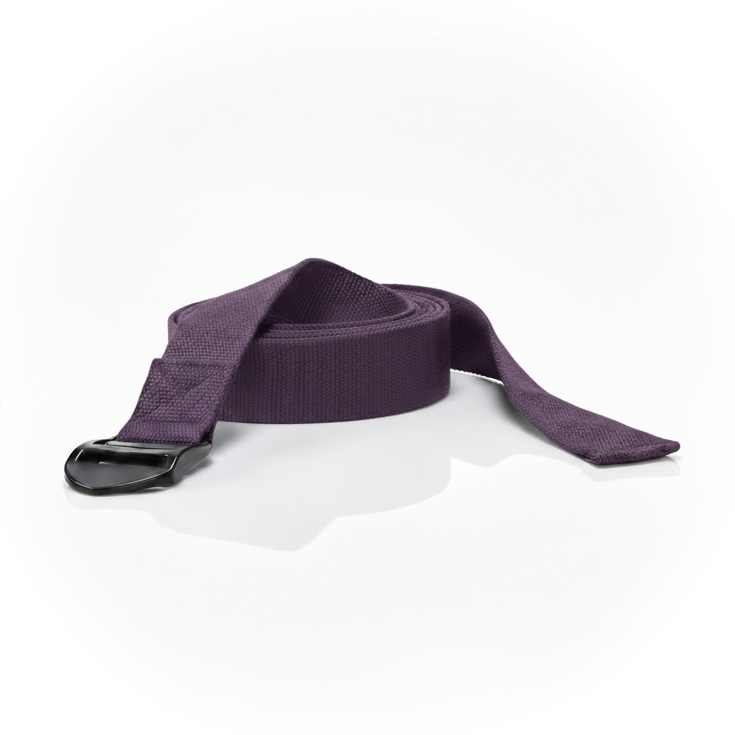 Ein aufgerollter dunkelvioletter Stoffgürtel mit einer schwarzen Metallschnalle liegt auf einem weißen Hintergrund.