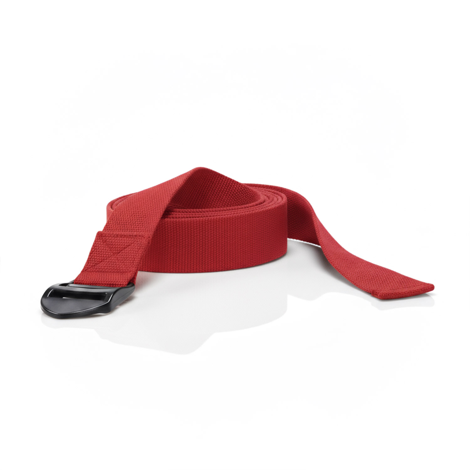 Roter Stoffgürtel mit schwarzer Schnalle auf weißem Hintergrund