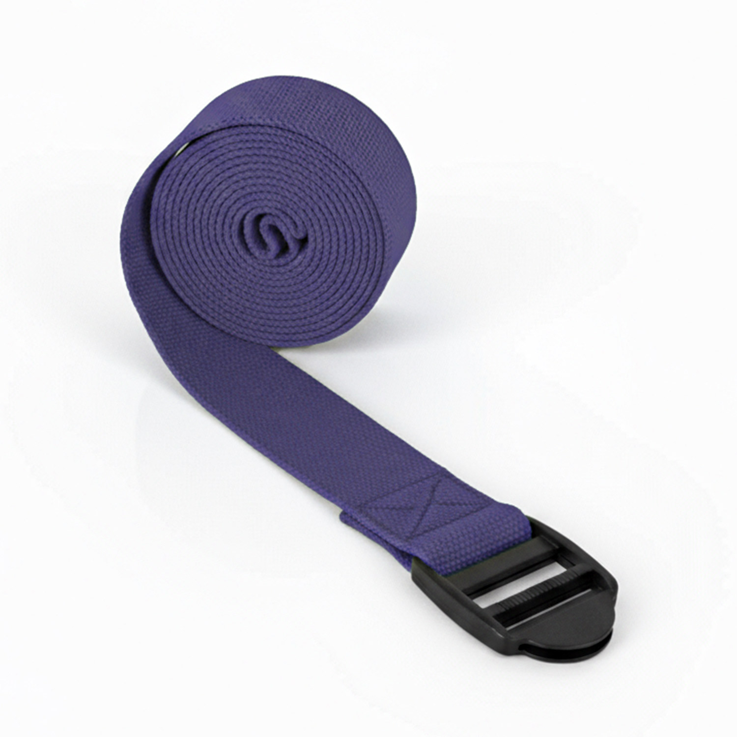 Ein aufgerollter lila Yoga-Gurt mit schwarzer Schnalle auf weißem Hintergrund