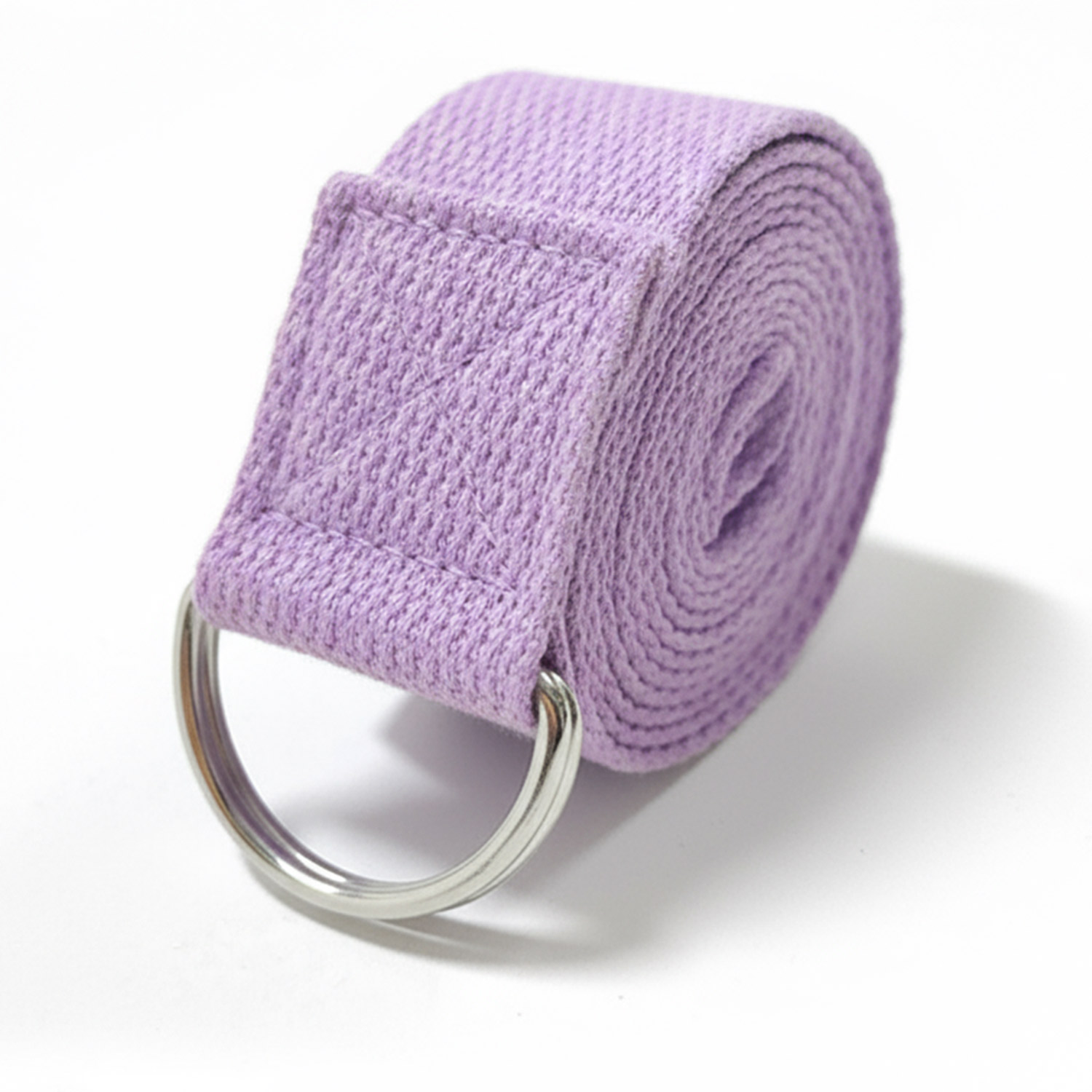 Ein zusammengerollter lila Yogagurt mit silbernen D-Ringen.