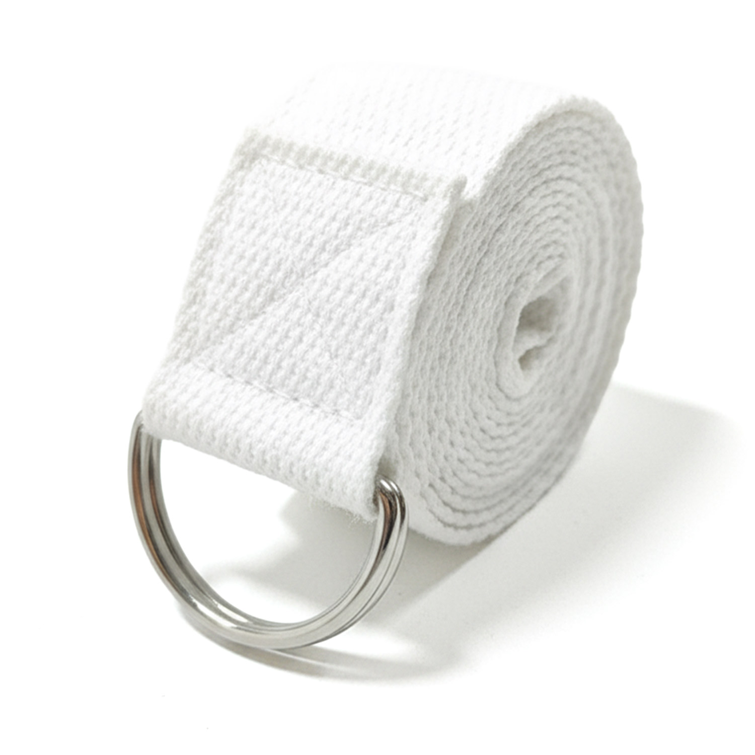 Ein weißer Gürtel aus Stoff mit zwei D-Ringen aus Metall