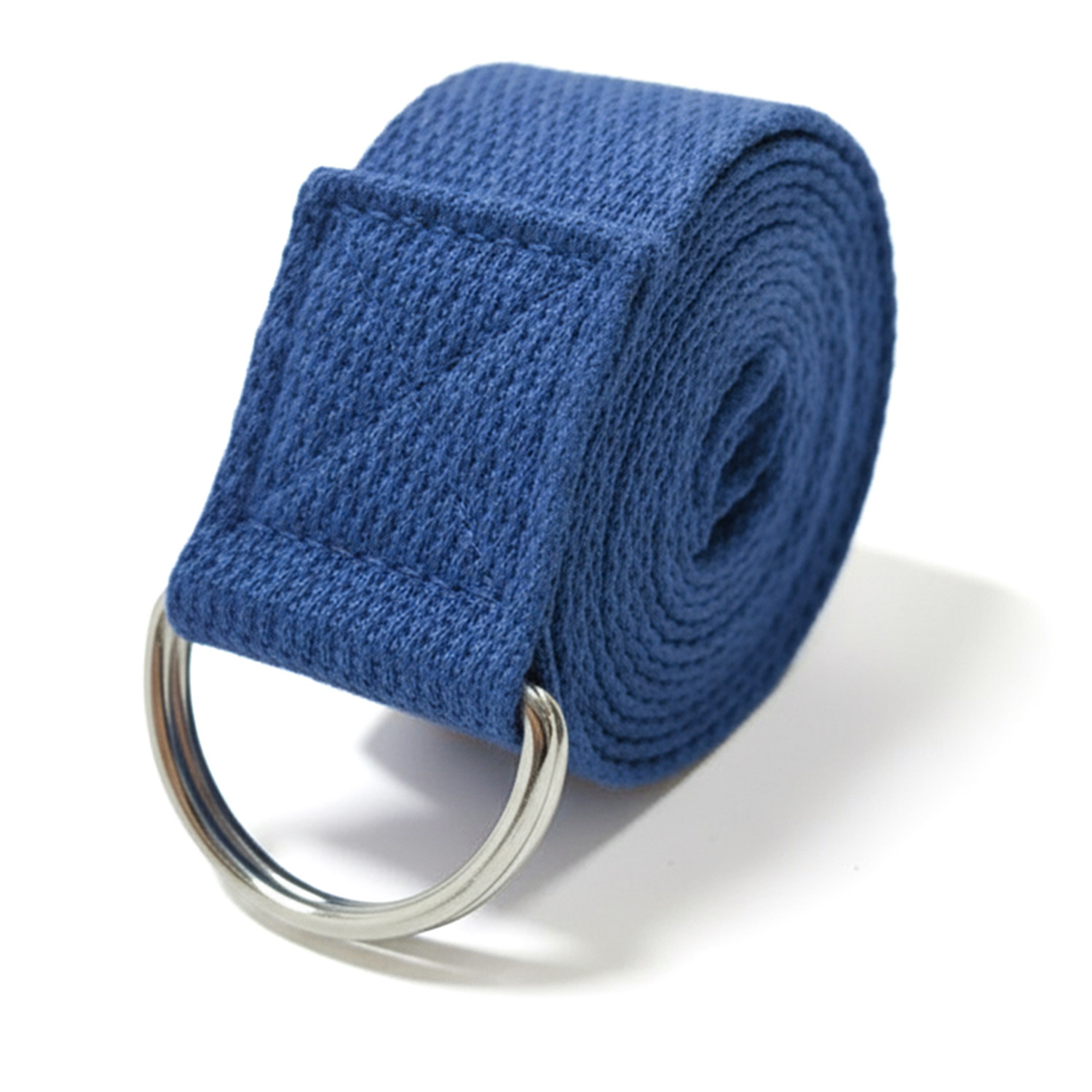 Ein aufgerollter blauer Gürtel mit D-Ring aus Metall