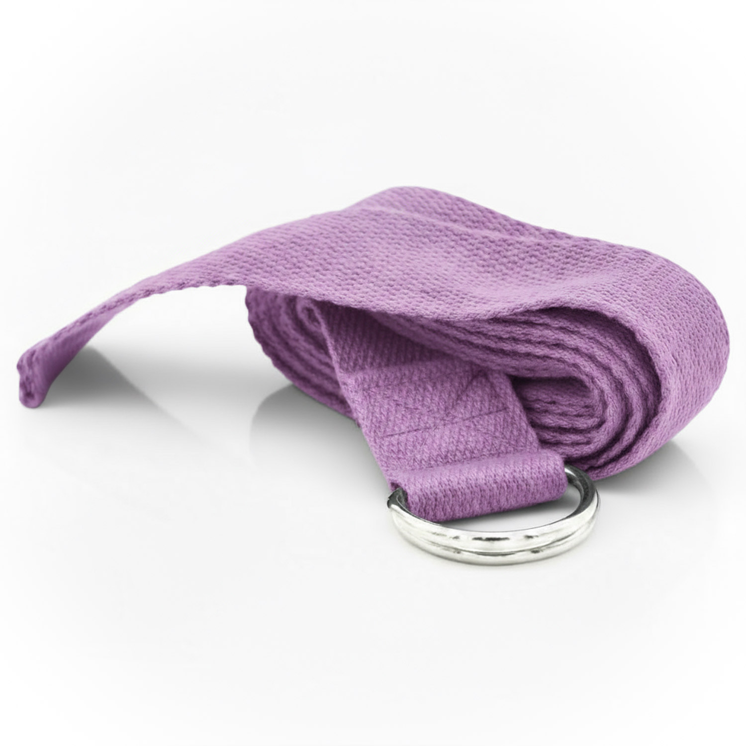 Ein aufgerollter lila Yogagurt mit einem silbernen D-Ring.