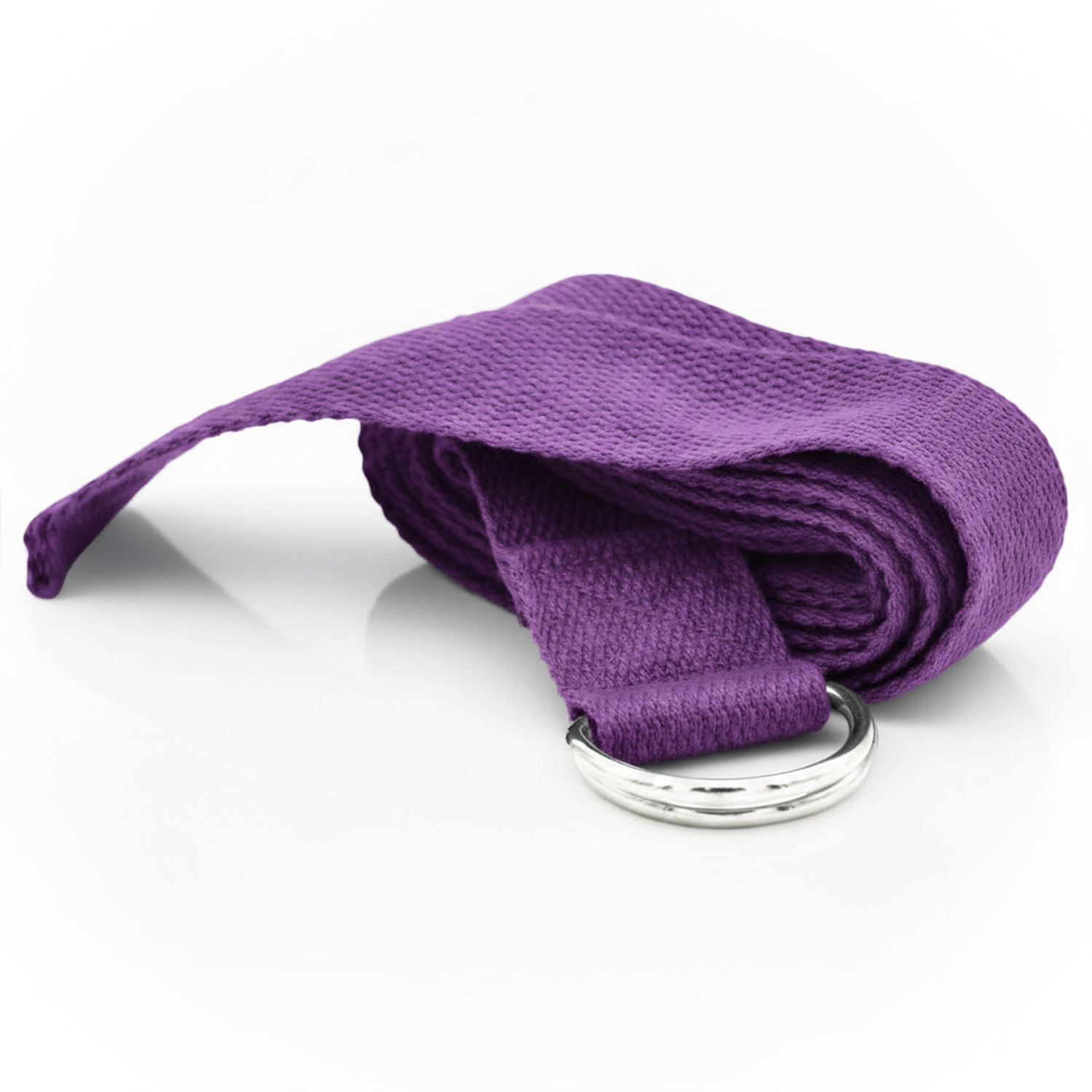 Ein lila Yogagurt mit einer silberfarbenen D-Ring-Schnalle, aufgerollt