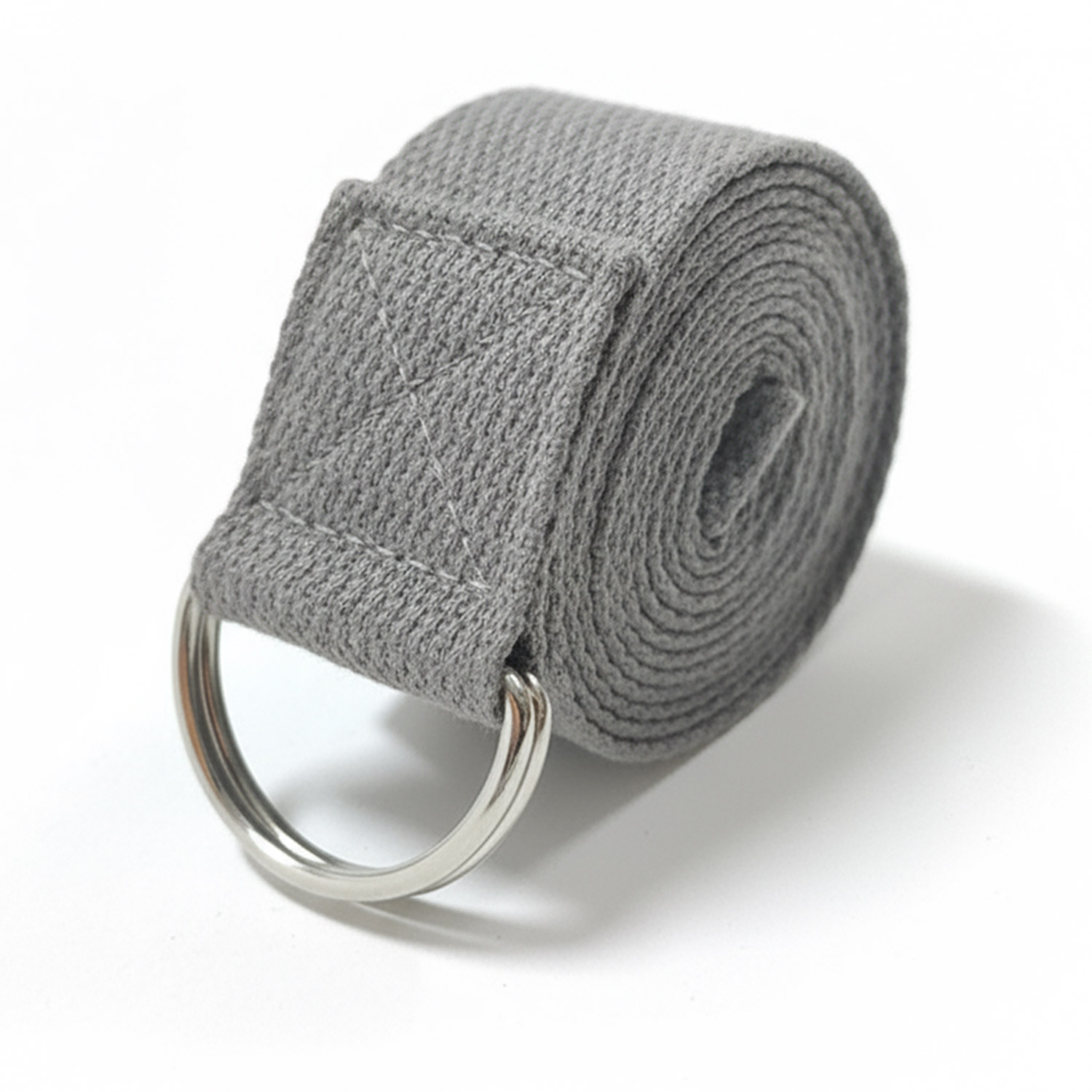 Ein aufgerollter grauer Gürtel mit silbernem D-Ring auf einem weißen Hintergrund.