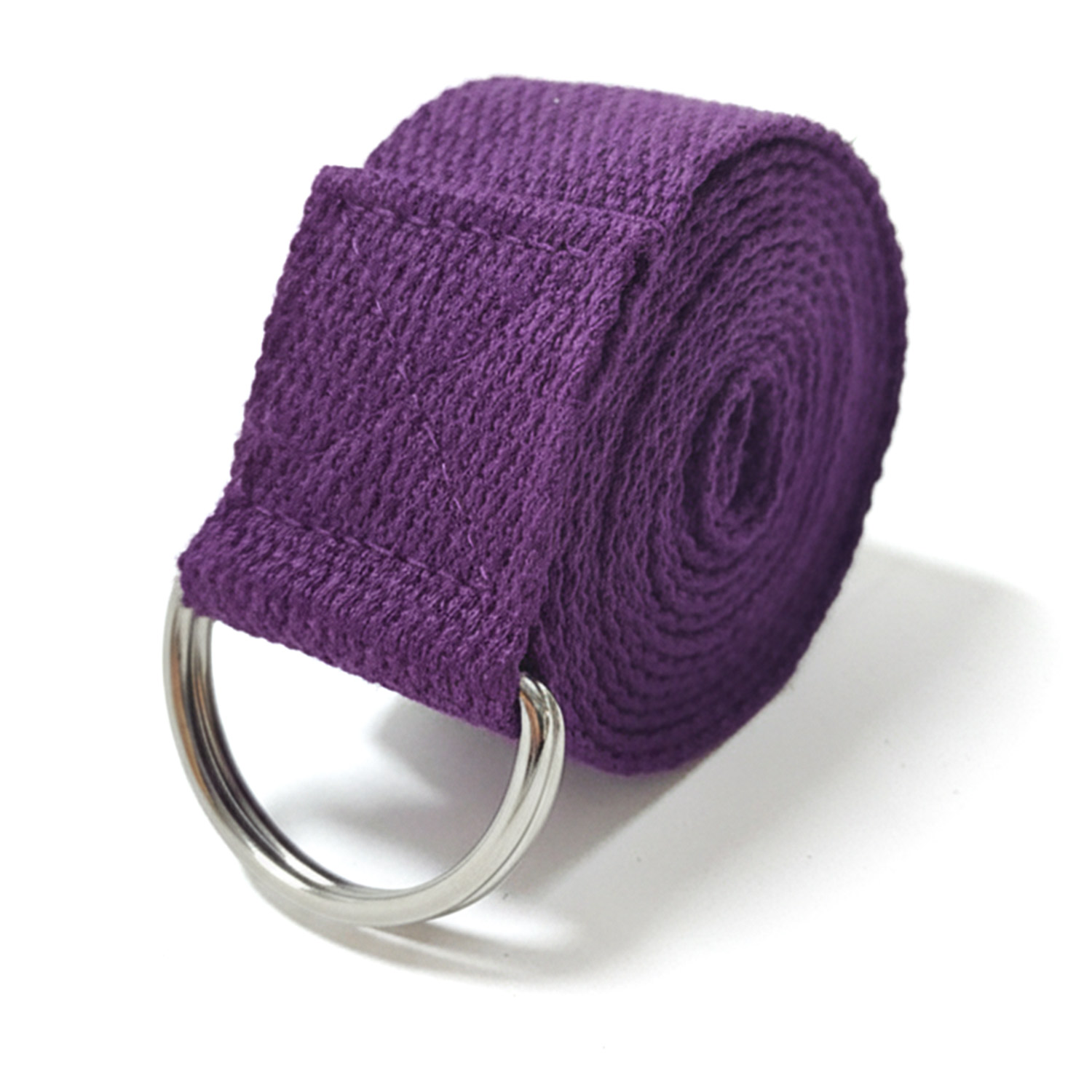 Ein zusammengerollter violetter Yogagurt mit einer silbernen Metallschnalle