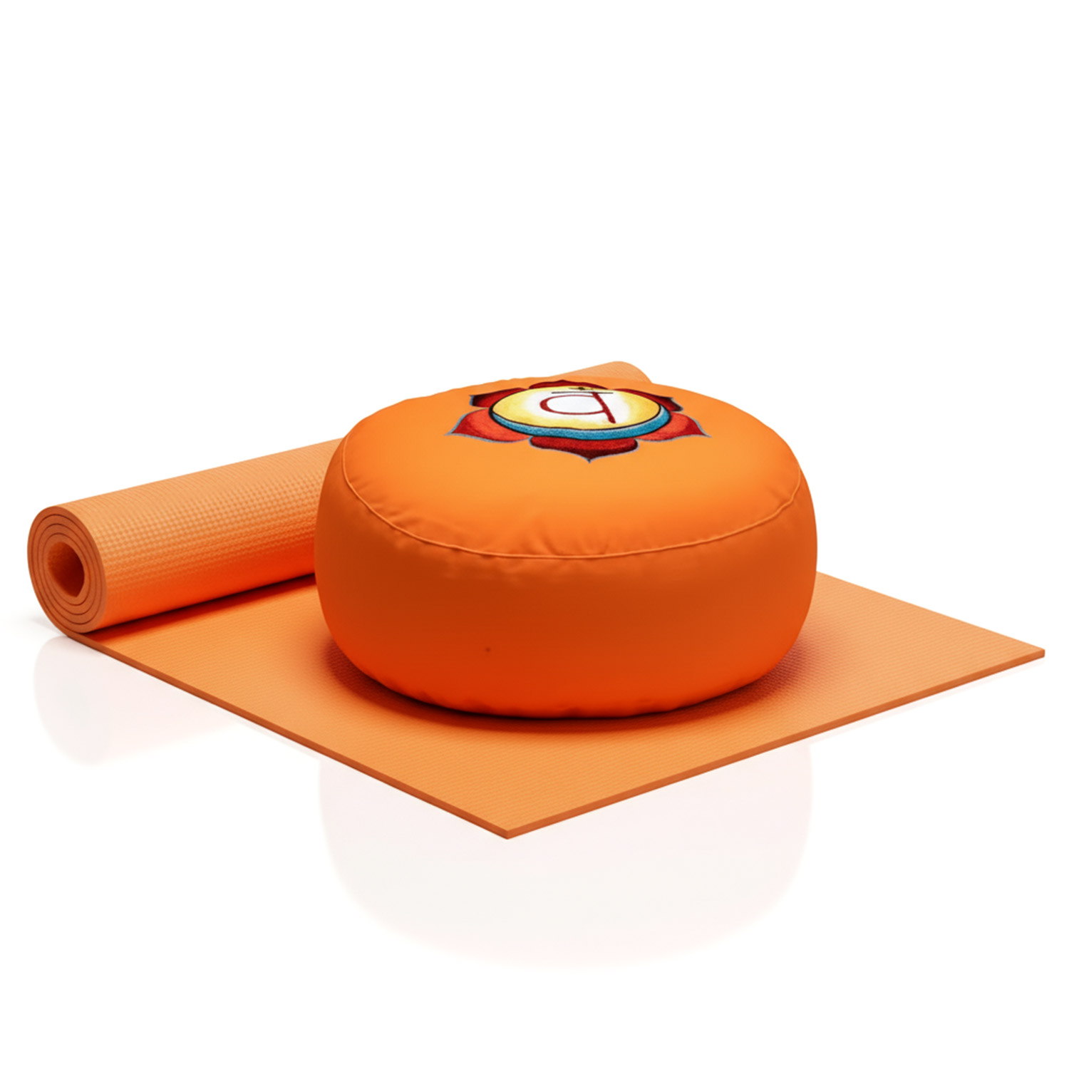 Ein orangefarbenes Meditationskissen mit Chakra-Symbol auf einer gerollten Yogamatte